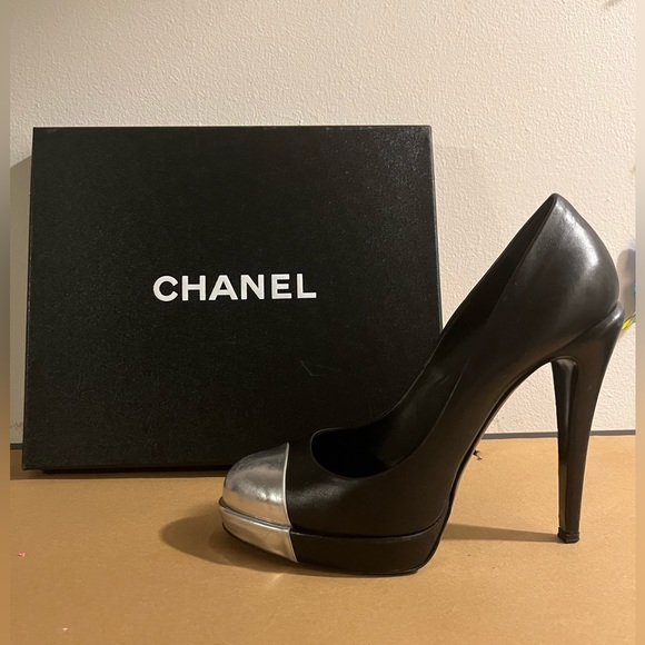 AUTHENTIC Chanel black leather heels with silver cap toe and “CC” logo. - Picture 4 of 9